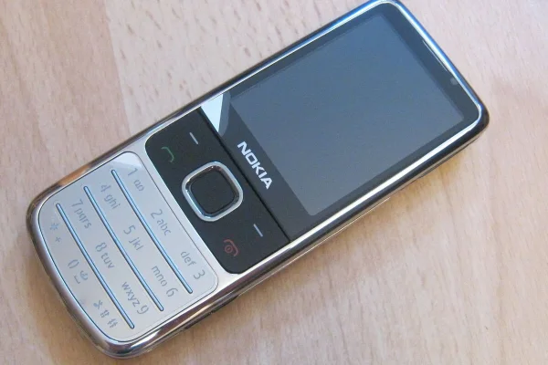 thay-man-hinh-nokia-6700-2