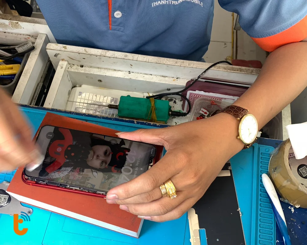 Kỹ thuật viên sẽ kiểm tra và vệ sinh máy trước khi bàn giao