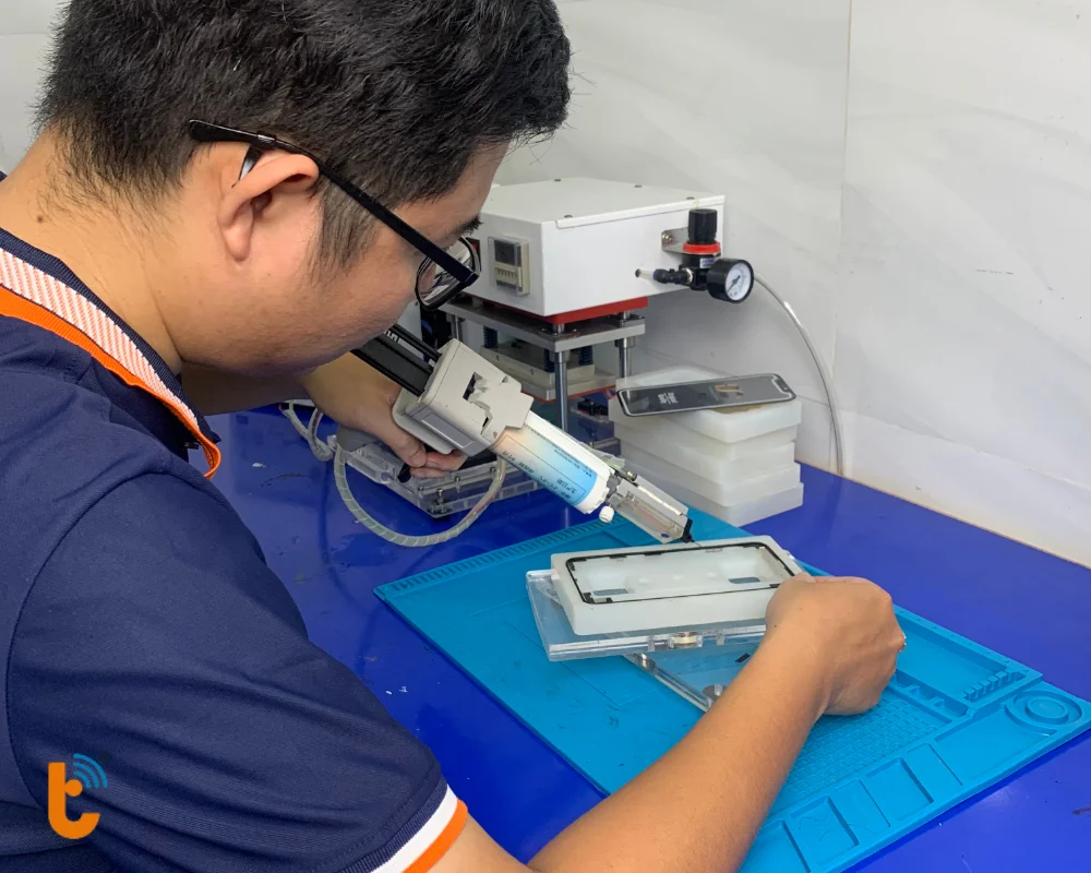 Dán ron bằng keo lạnh tăng khả năng chống bụi và nước sau khi thay pin