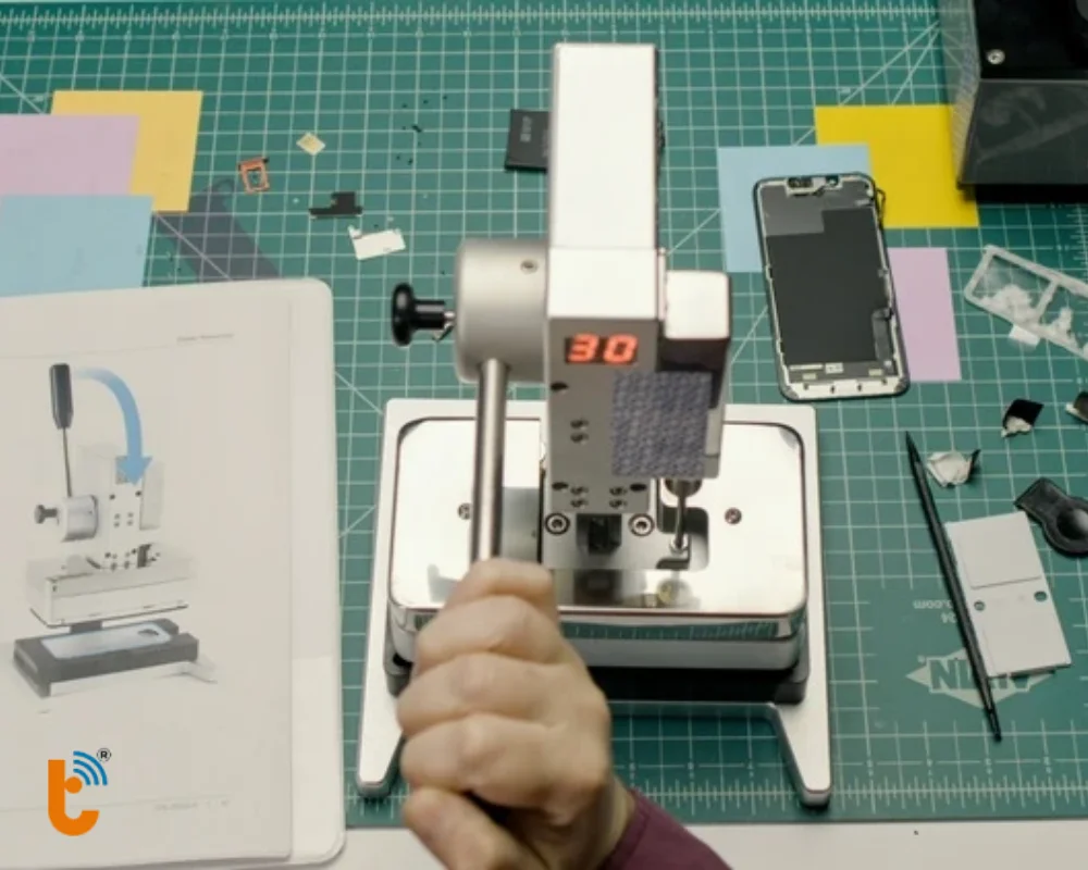 Thay pin Vmas bằng thiết bị ép màn để giữ nguyên độ kín khít của thiết bị