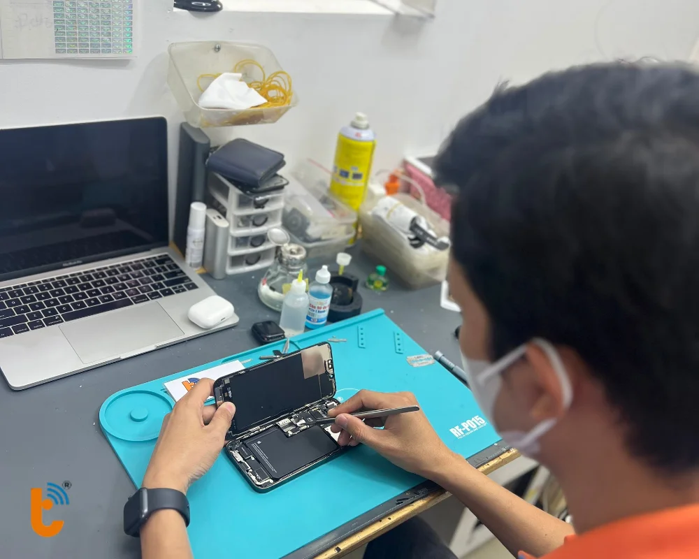 Kỹ thuật viên Thành Trung tiến hành thay pin