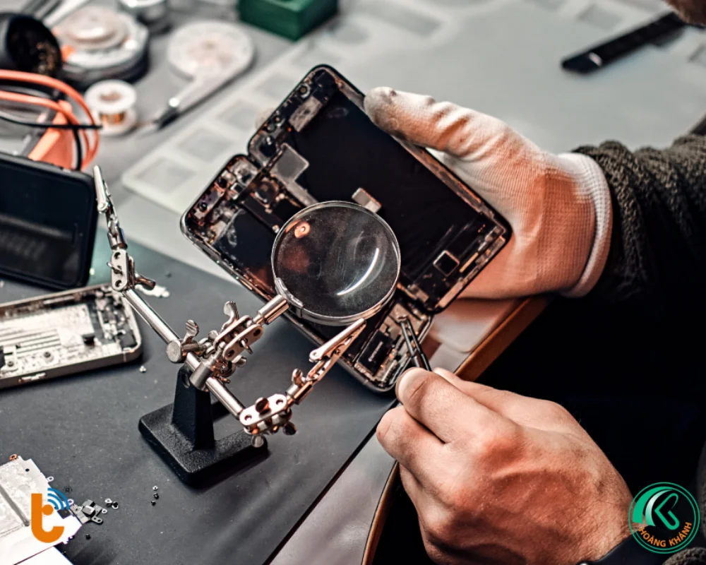 Kỹ thuật viên tại Thành Trung Mobile sẽ kiểm tra và thay pin bằng dụng cụ chuyên dụng