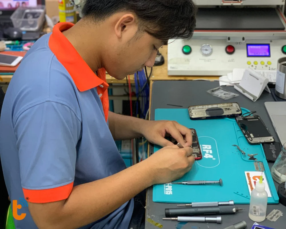 Kỹ thuật viên thay pin tại Thành Trung Mobile