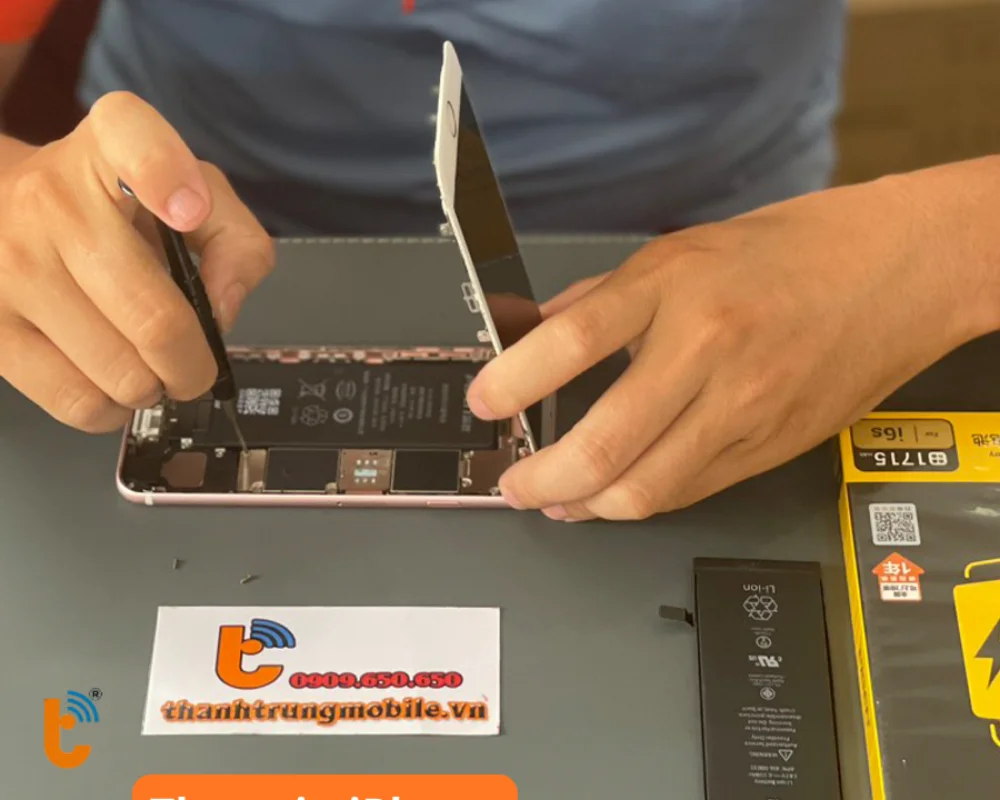 Khách hàng có thể trực tiếp theo dõi toàn bộ quá trình thay pin tại cửa hàng