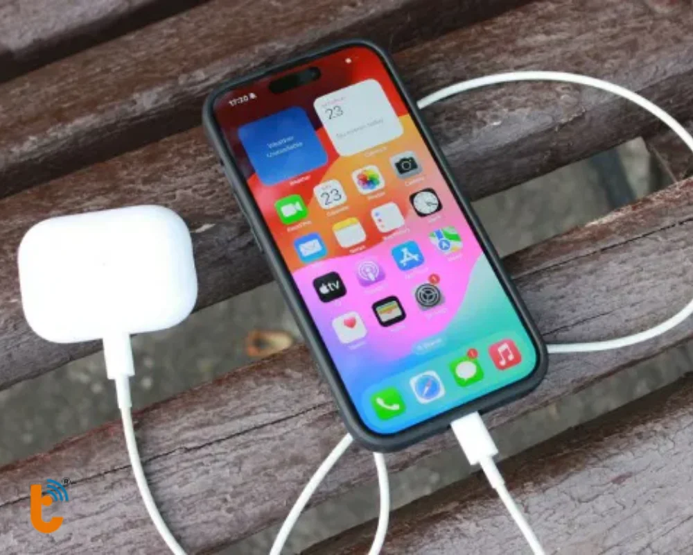 Cắm một đầu vào iPhone 15 đầu còn lại kết nối với thiết bị cần sạc 