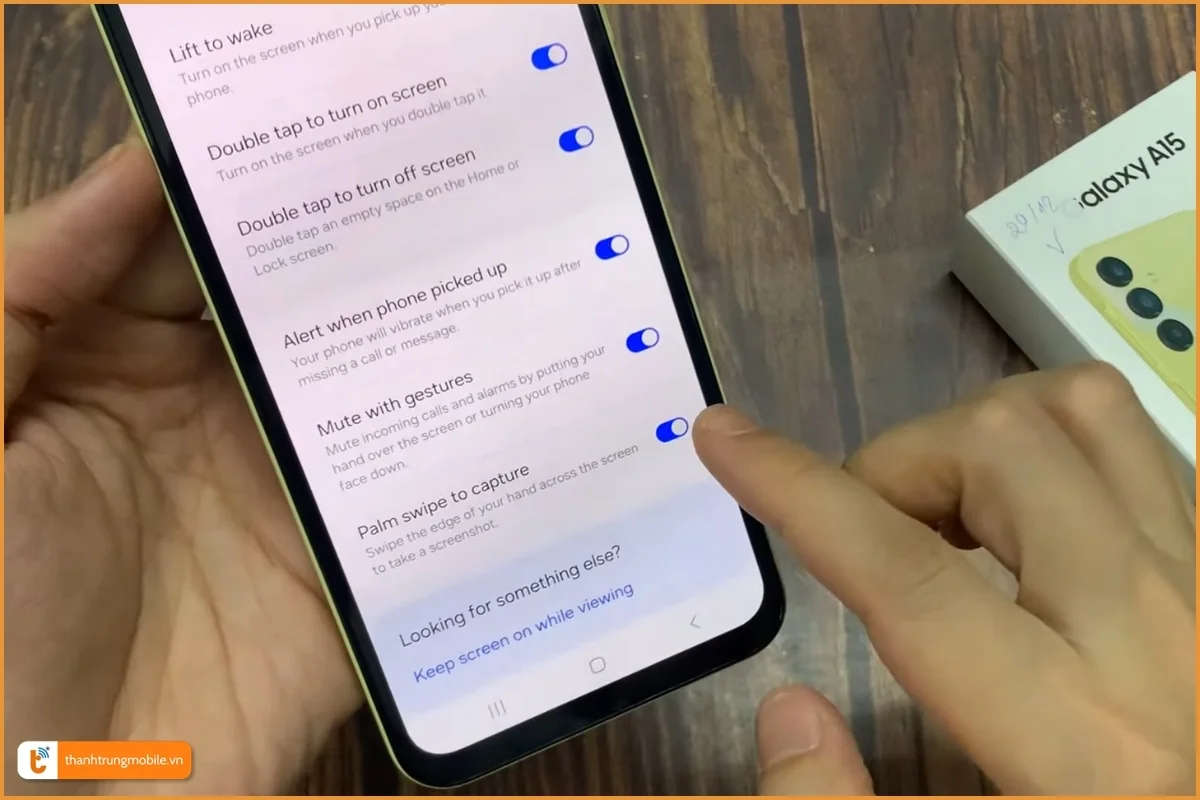 Chụp màn hình Samsung A15 bằng cử chỉ vuốt lòng bàn tay