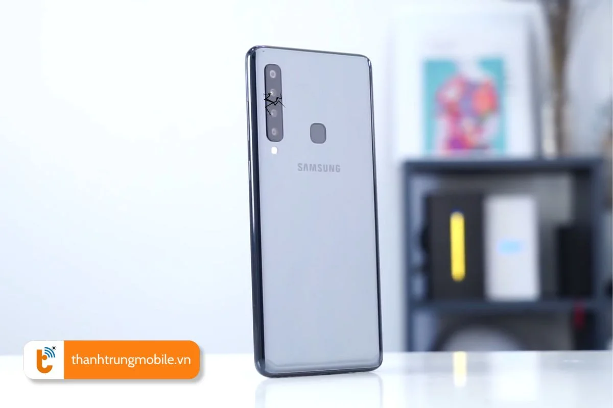 Dấu hiệu cần thay kính camera sau Samsung A9 2018