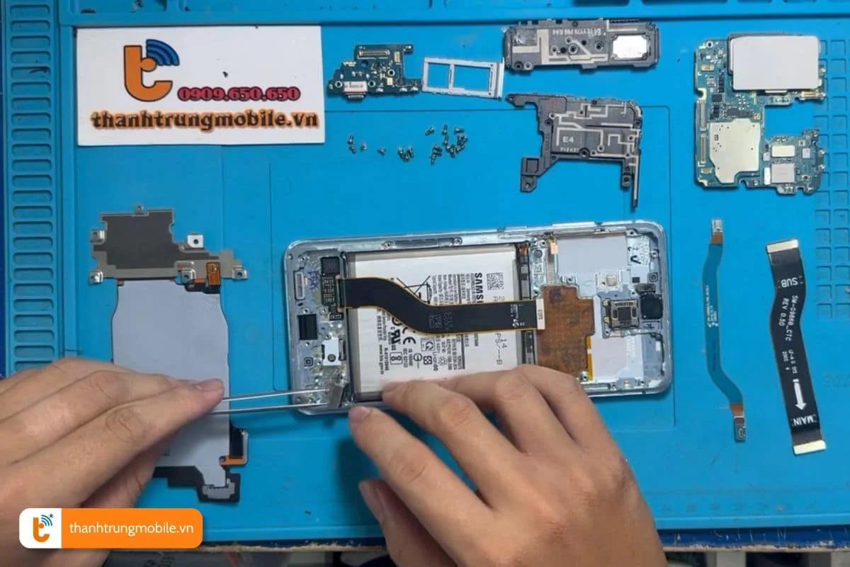 Đem máy đến trung tâm sửa chữa điện thoại Samsung uy tín