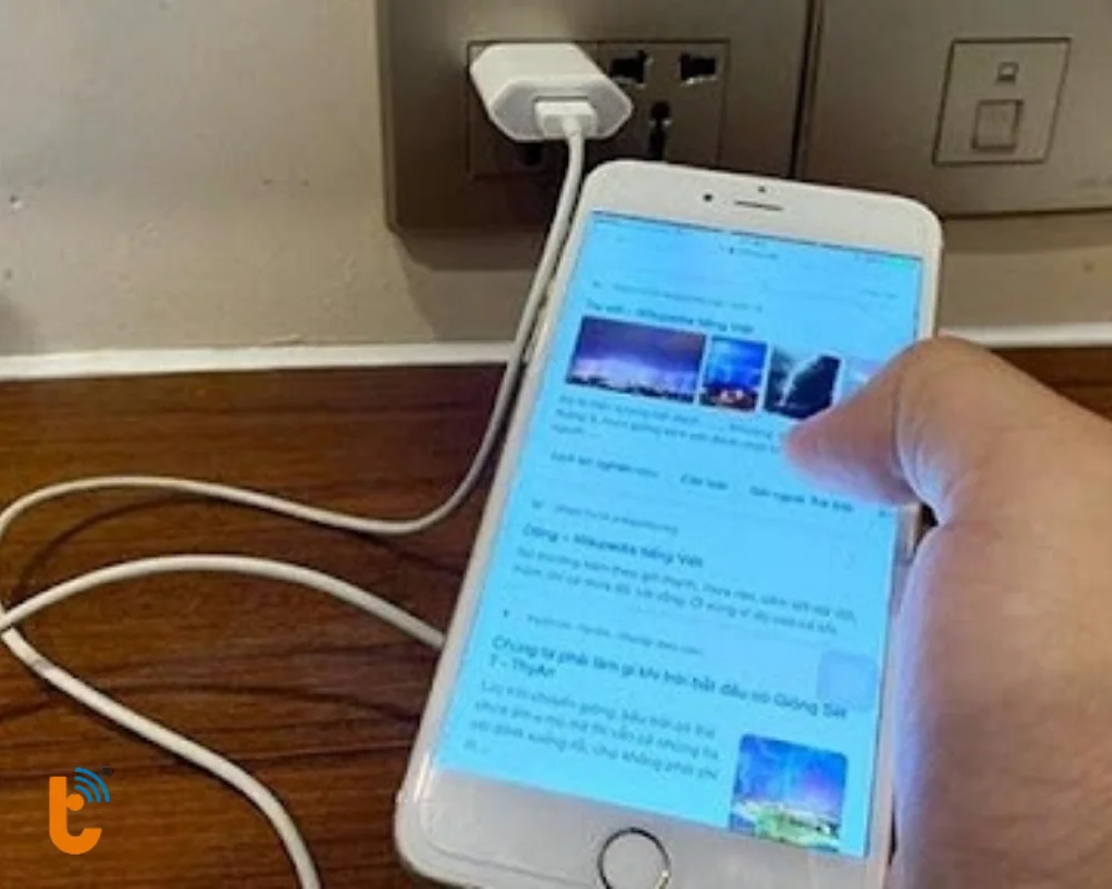 Hạn chế dùng điện thoại khi sạc pin