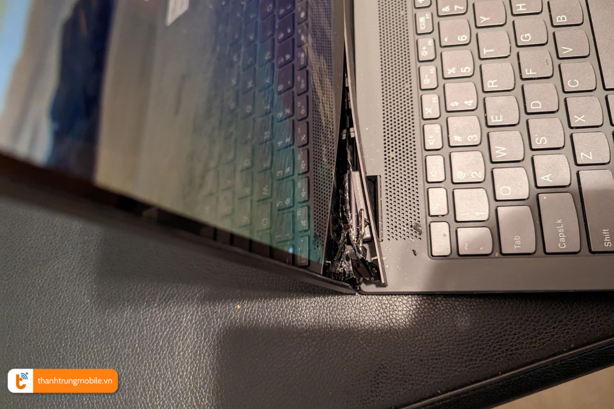 Laptop Lenovo bị gãy bản lề