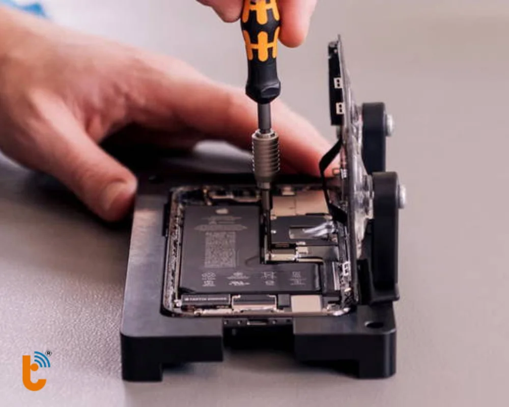 Trang thiết bị hiện đại dùng khi thay pin iPhone