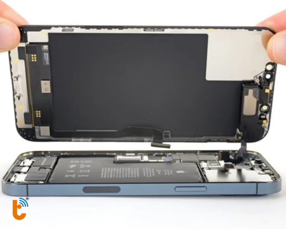 Tháo màn hình và chuẩn bị thay pin iPhone