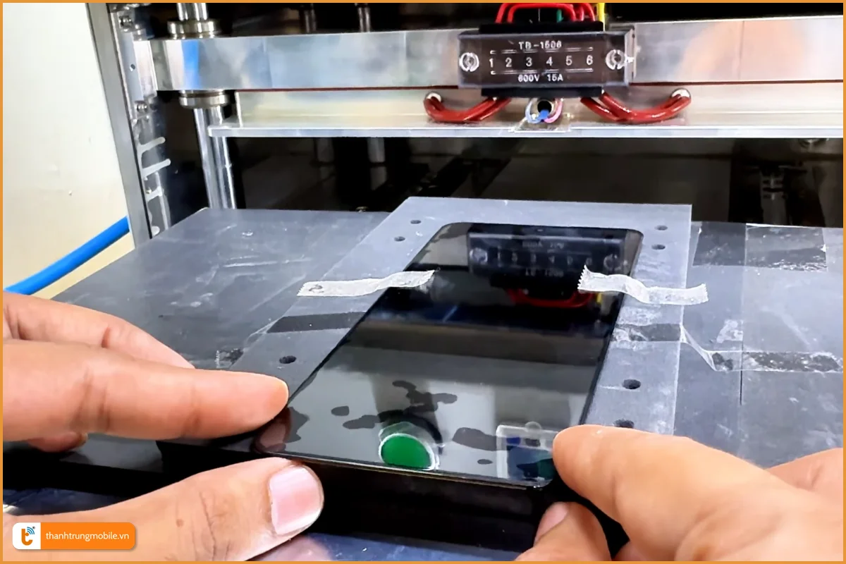 Quy trình ép kính POCO X7 Pro chuyên nghiệp