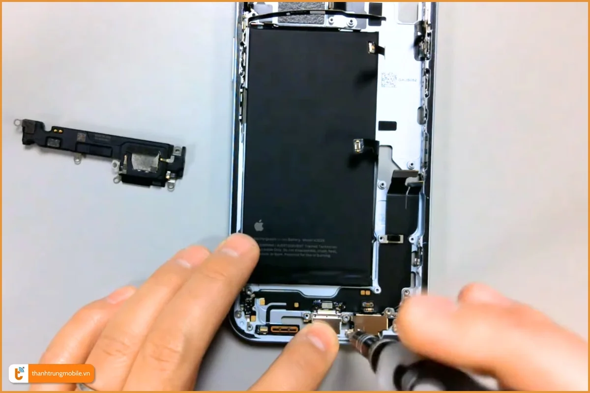 Quy trình thay chân sạc iPhone 15 Plus