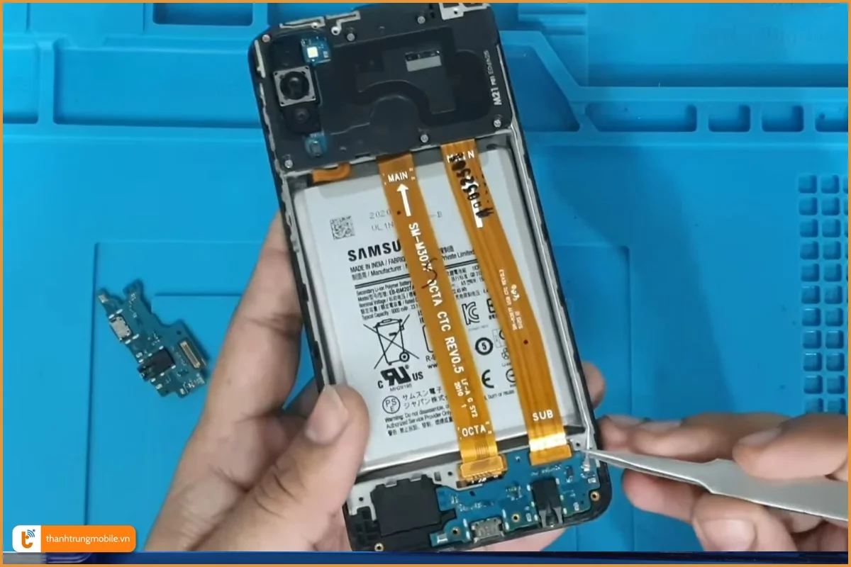 Quy trình thay chân sạc Samsung Galaxy M21