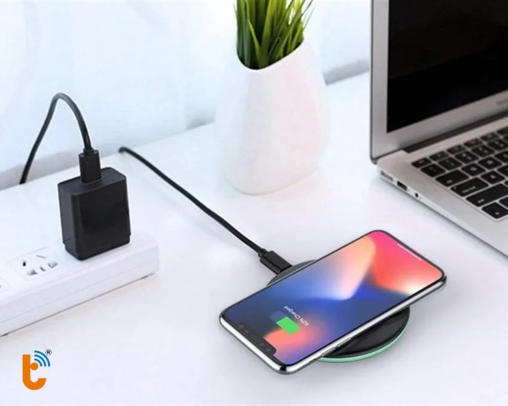 Sạc pin máy bằng sạc có dây và không dây để kiểm tra