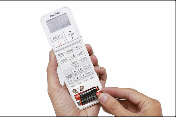 Tháo pin cũ ra khỏi remote