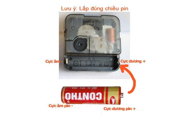 Lắp pin đúng chiều cho đồng hồ treo tường