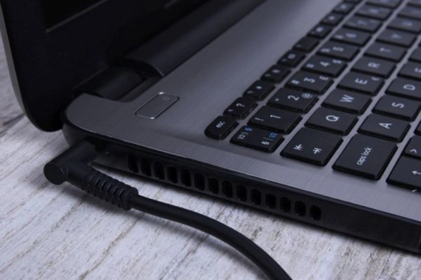 Tắt nguồn Laptop trước khi tháo