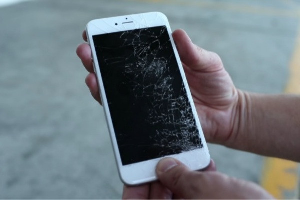 iPhone 7 bị rơi vỡ