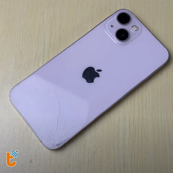 Kính lưng iPhone 14 bị vỡ và được khách hàng yêu cầu thay thế