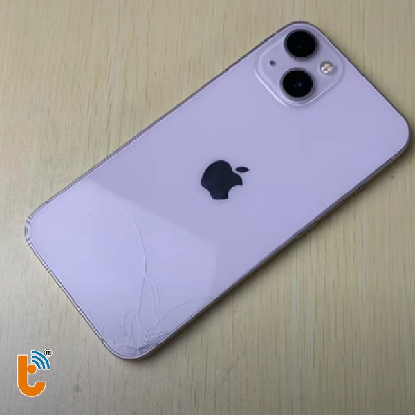 ảnh kính lưng iPhone 14 Plus bể, nứt của khách hàng khi tìm đến Thành Trung Mobile