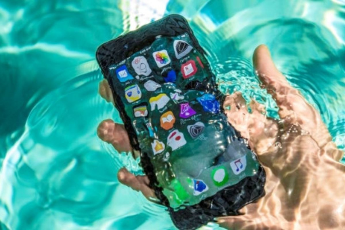 Nước là thủ phạm chính khiến cổng sạc iPhone bị ẩm