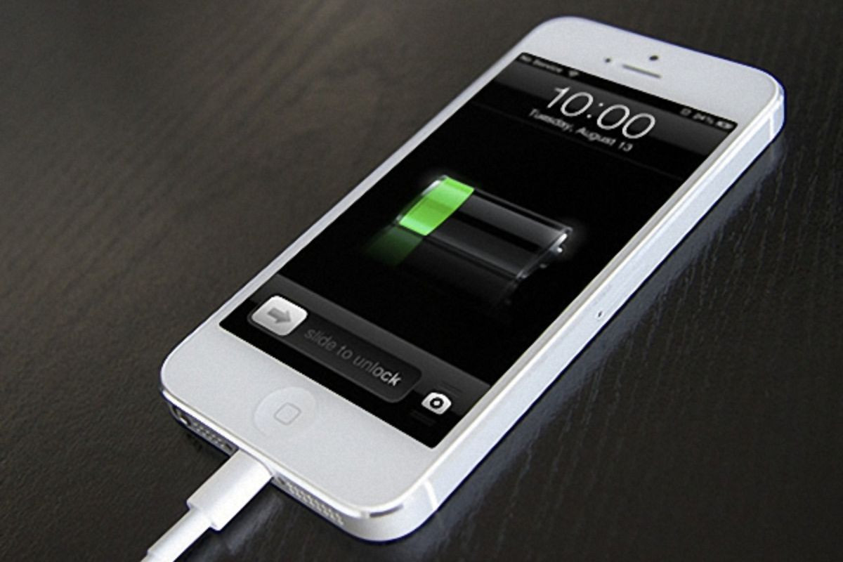 Sạc pin có thể giúp khắc phục lỗi mất đèn màn hình iPhone 5 do pin yếu