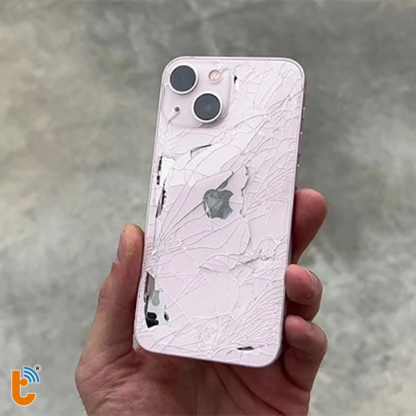 Vỏ iPhone 13 bị vỡ và cần được thay mới