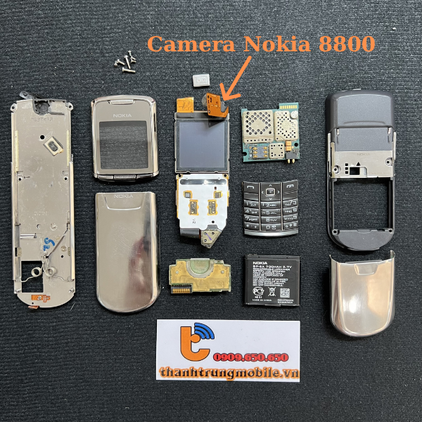 Kỹ thuật viên tiến hành thay camera mới cho Nokia 8800