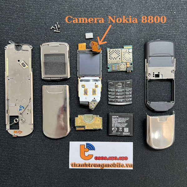 Kỹ thuật viên tiến hành thay camera mới cho Nokia 8800