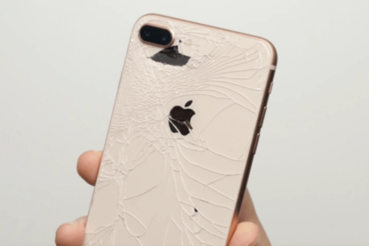 Mặt kính sau của iPhone 8 Plus bị bể nứt