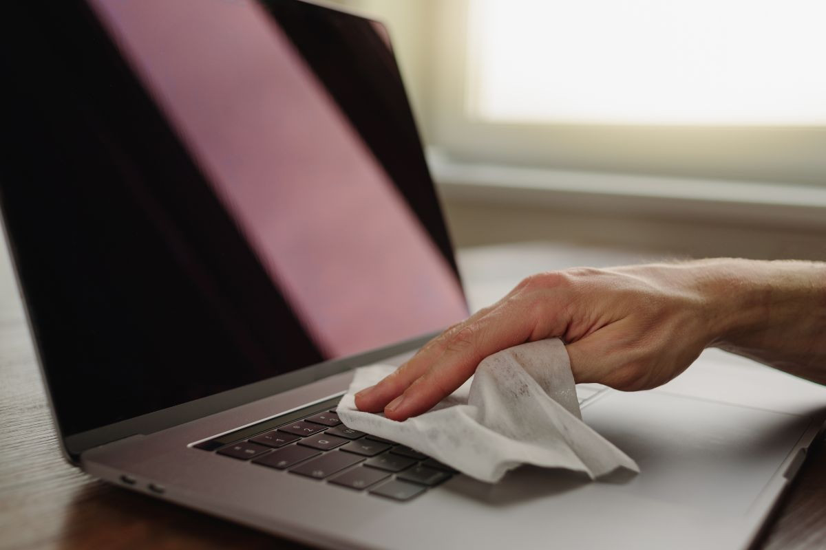 Lau bàn phím laptop bằng khăn khử trùng