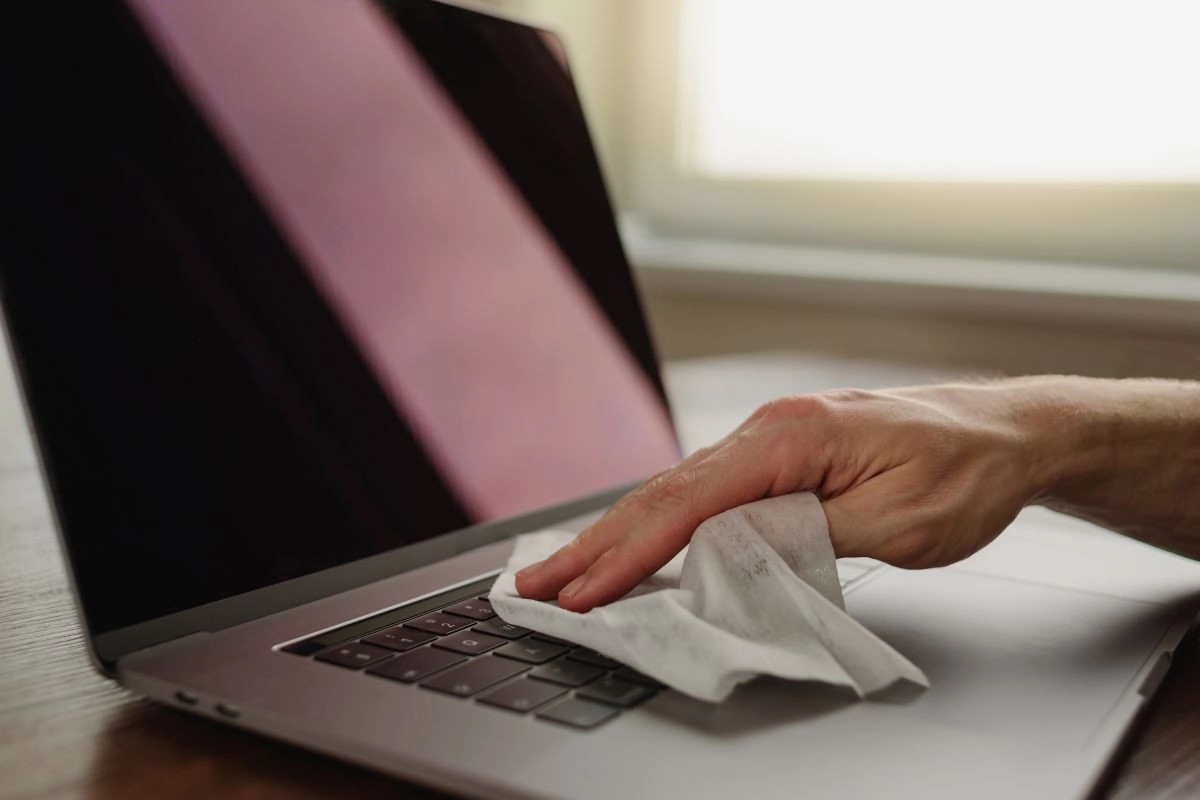 Lau bàn phím laptop bằng khăn khử trùng