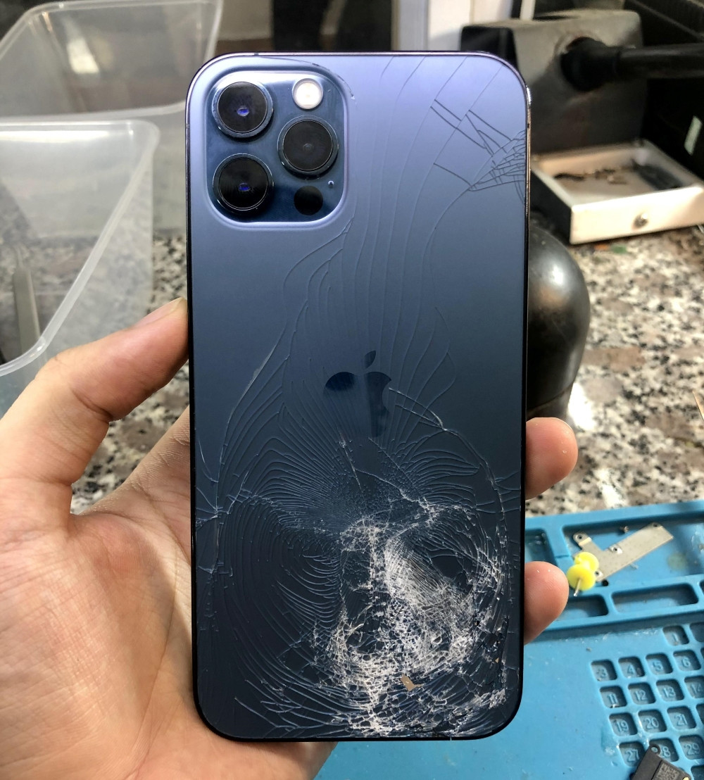 vỏ iPhone 12 Pro max nứt vỡ