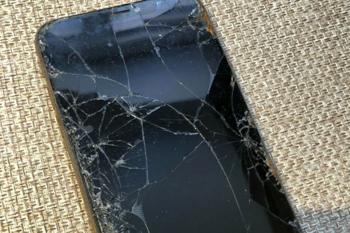 Nên làm gì khi điện thoại iPhone 12 bị vỡ màn hình?