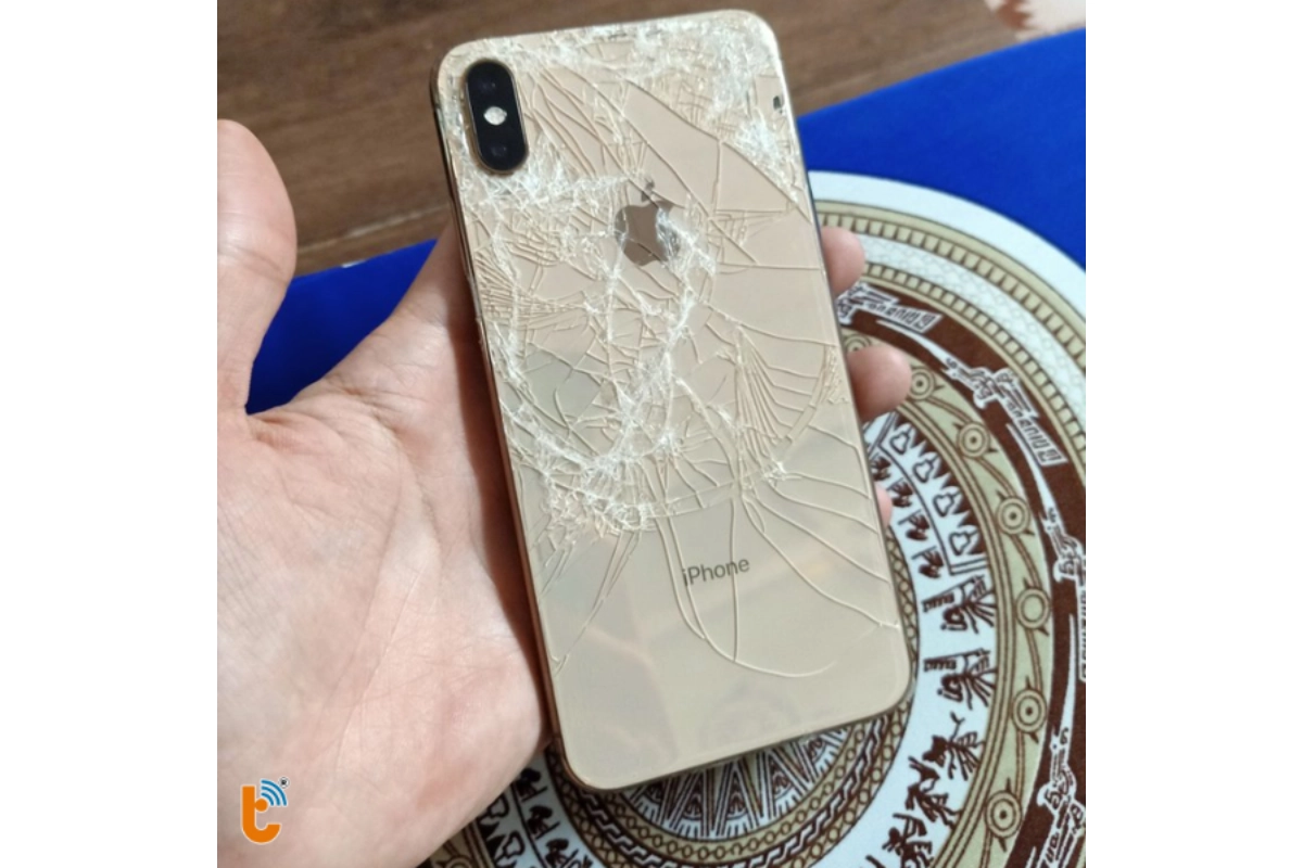 iPhone Xs Max bị vỡ kính lưng
