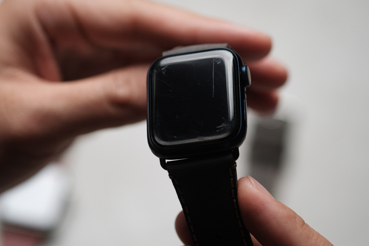 Apple Watch bị trầy xước mặt kính