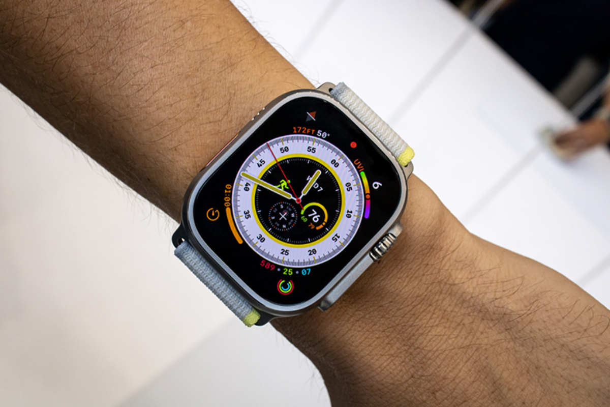 Đánh bóng mặt kính Apple Watch Ultra