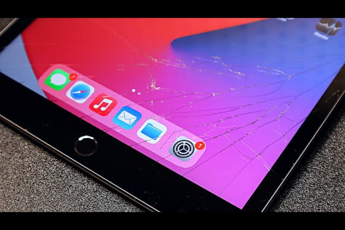 iPad Gen 8 bị rơi vỡ nặng nề, gây ảnh hưởng đến loa 