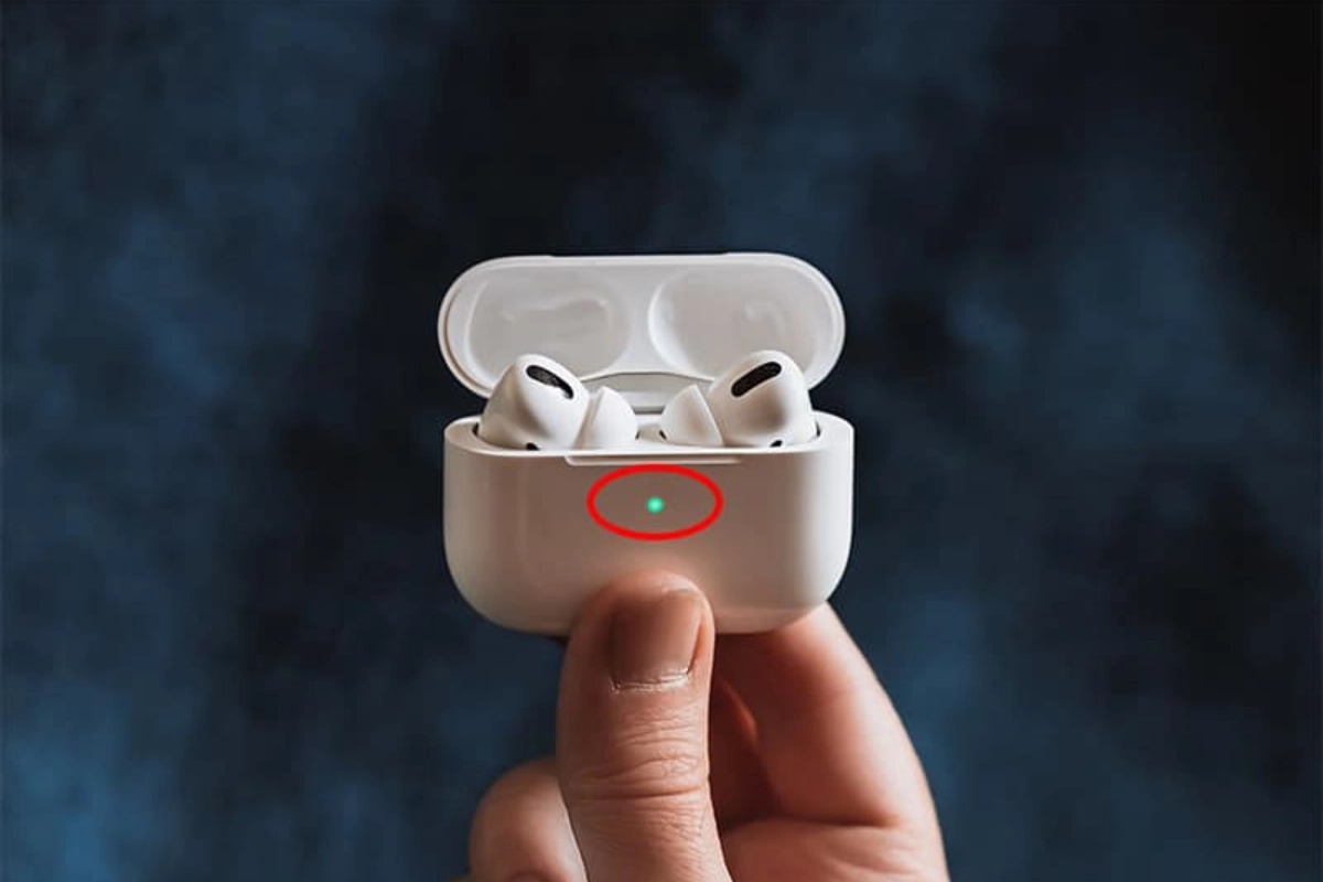 Kiểm tra pin Airpod bằng đèn Led trên hộp sạc