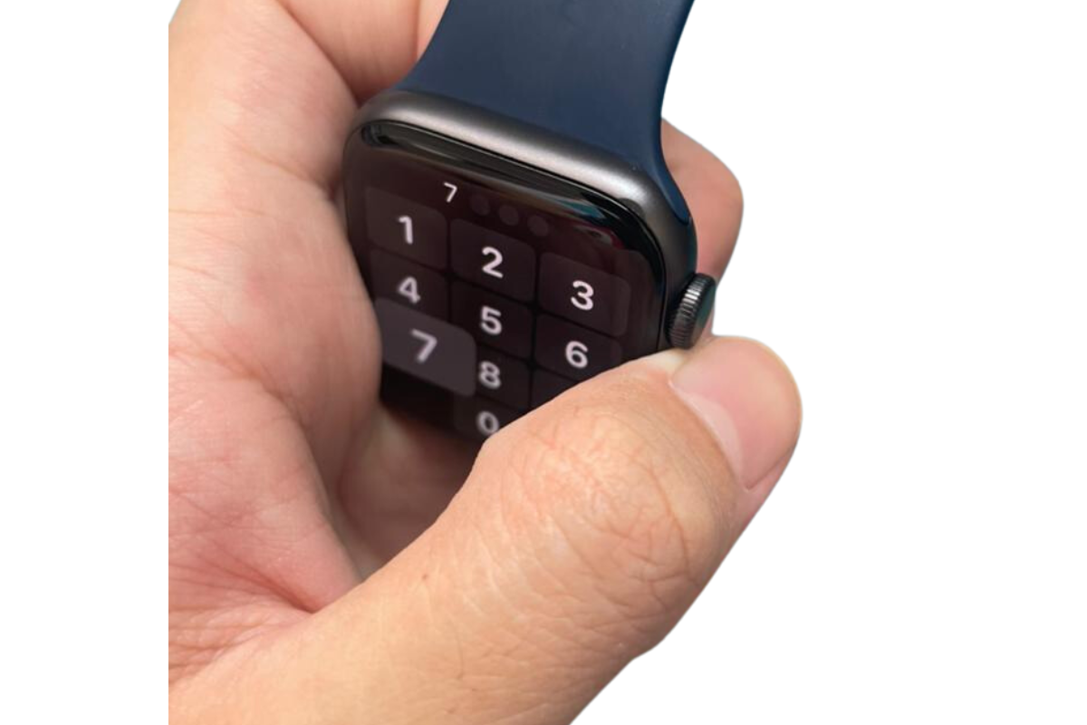 Vỏ Apple Watch Series 8 bị móp méo, hở màn hình