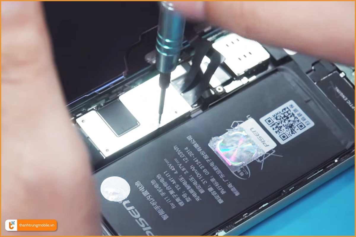Thay Pin Pisen iPhone 11 chính hãng - Thành Trung Mobile