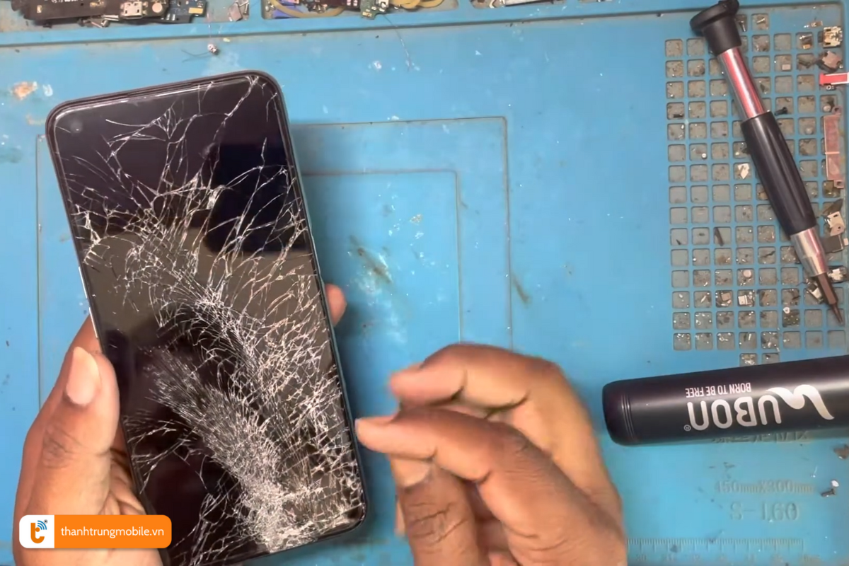 Màn hình điện thoại Oppo A55 bị nứt vỡ nặng nề