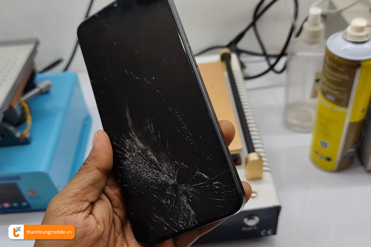 Màn hình điện thoại Oppo A57 bị nứt vỡ nặng nề
