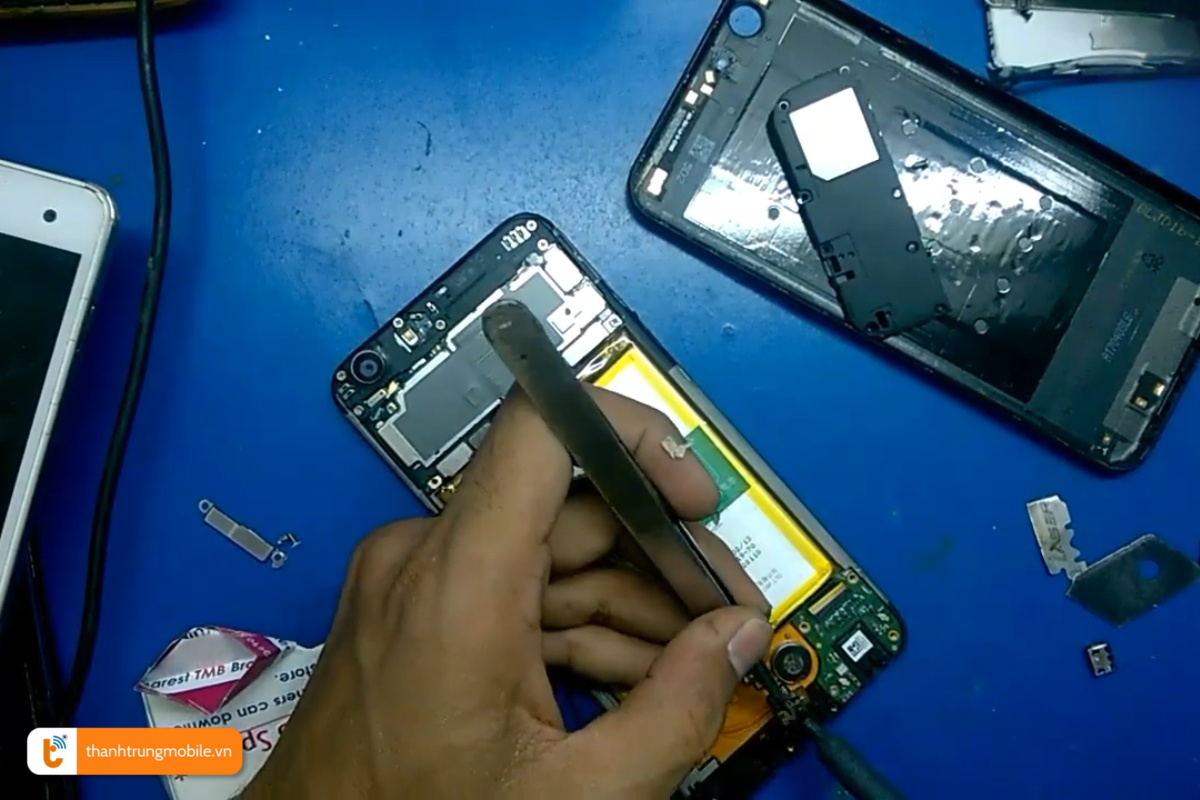 Quy trình thay cổng sạc điện thoại Oppo A57 tại Thành Trung Mobile