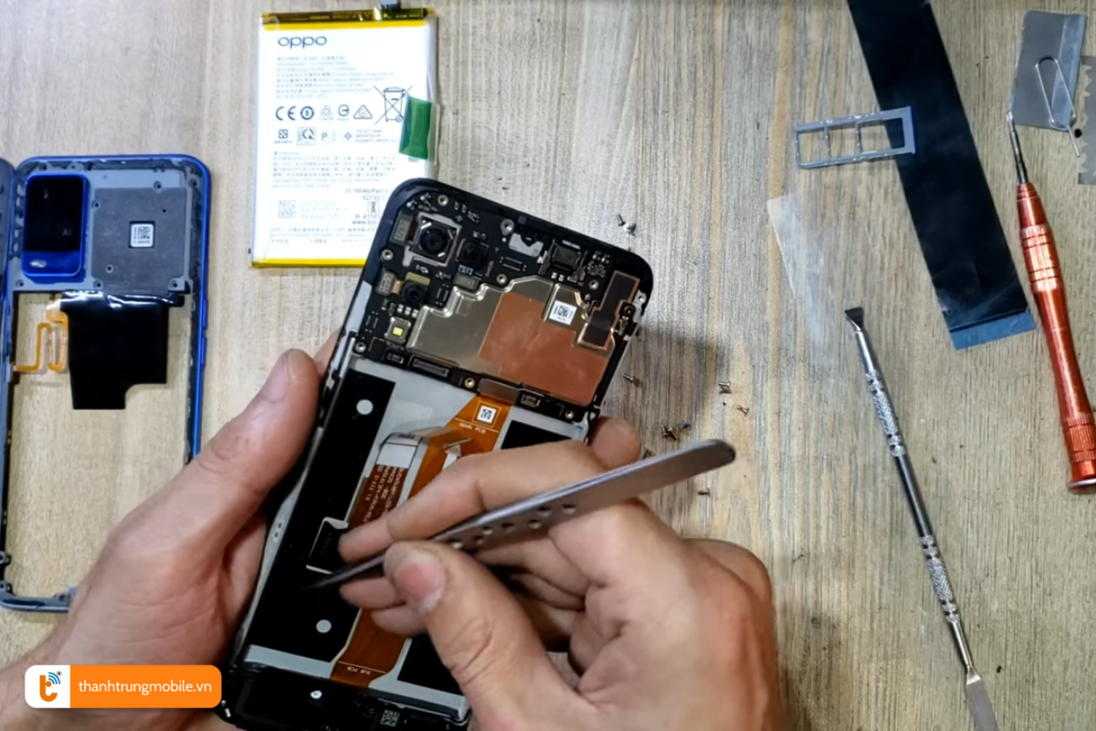 Quy trình thay màn hình điện thoại Oppo A54 tại Thành Trung Mobile