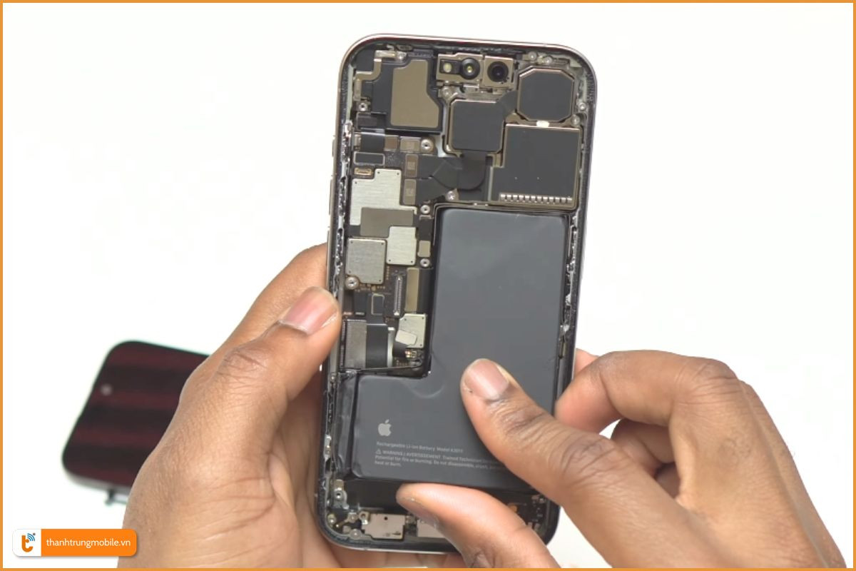 Thay pin iPhone 15 Pro max chính hãng - Thành Trung Mobile