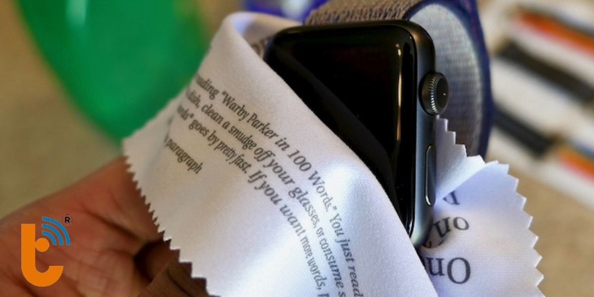 Vệ sinh Apple Watch bằng vải mềm, không có xơ.