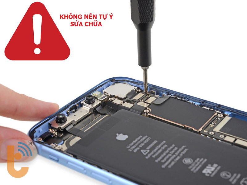 không nên tự sửa lỗi sập nguồn iPhone 14 tại nhà nếu không có chuyên môn kỹ thuật